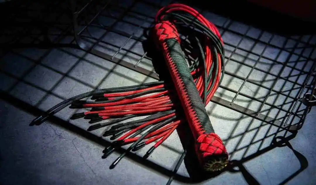 在BDSM的世界里，一句“dirty talk”能点燃你的激情吗？ 一