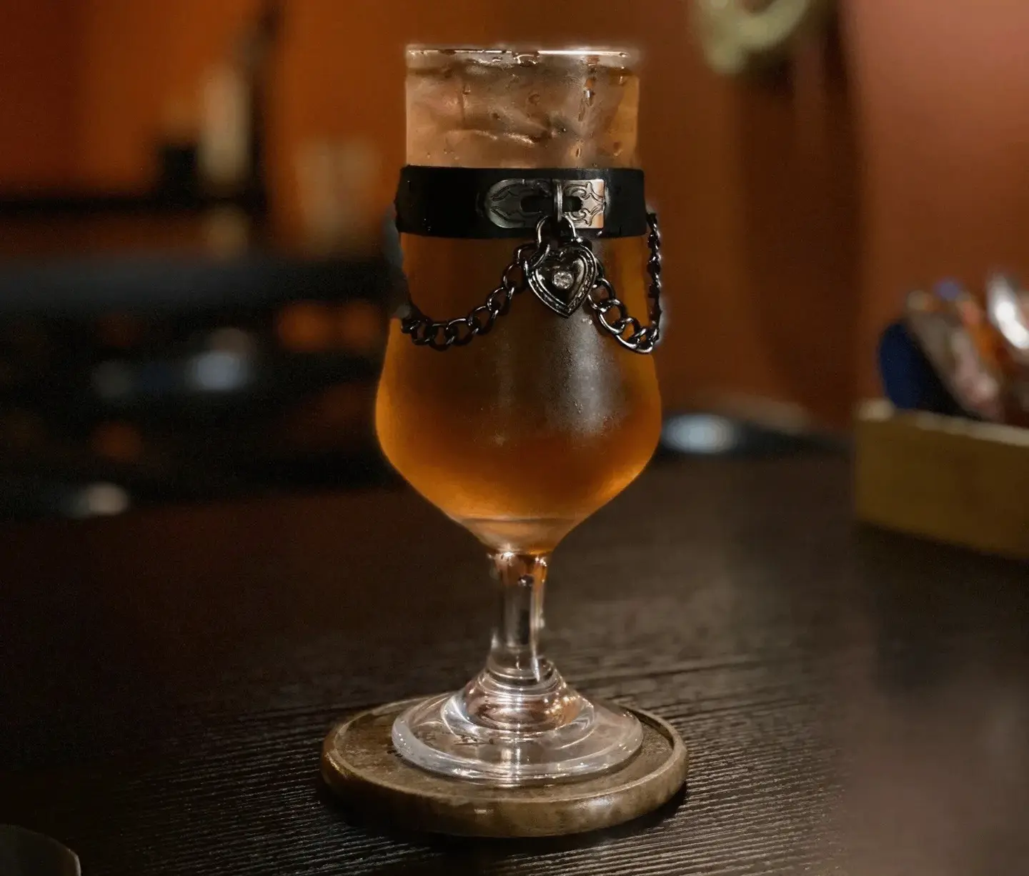 圈子里的“圣水”秘密-探讨字母圈中的潜规则与真实体验 一