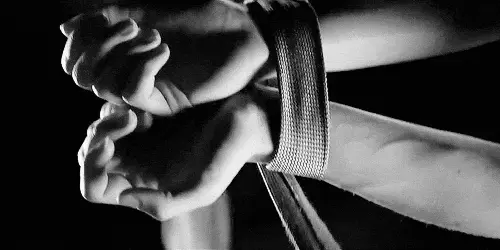 “brat属性”究竟意味着什么？它在字母圈中的吸引力源于哪里？ 一